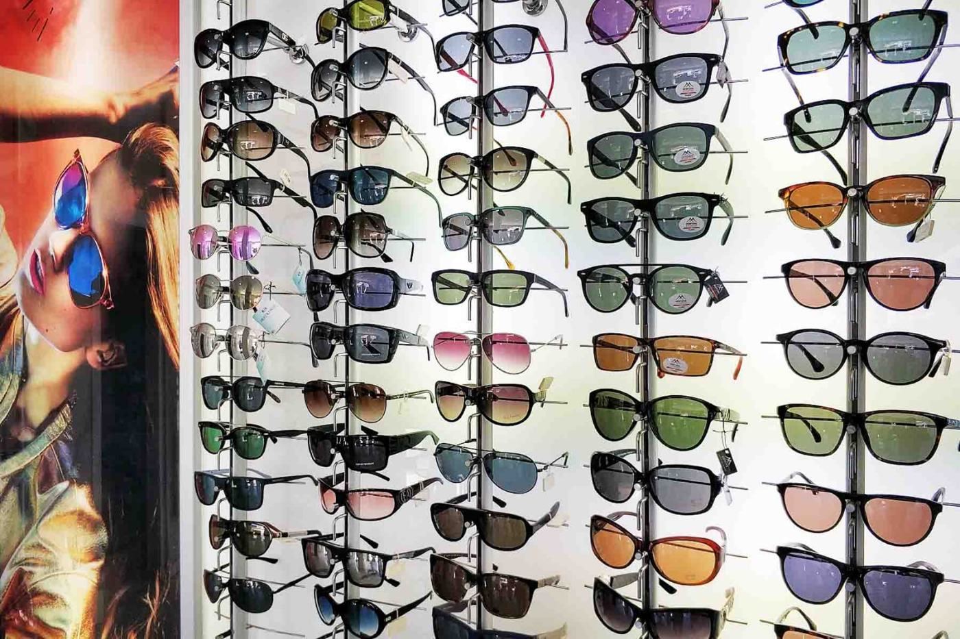 Pared de gafas de sol de varias marcas